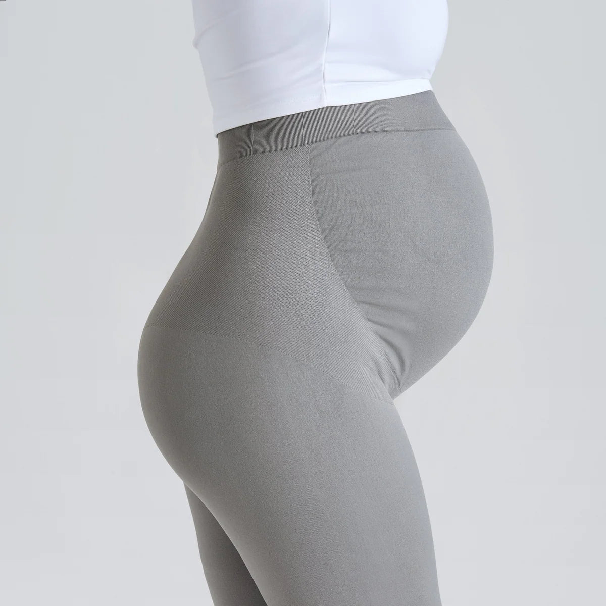 gris fonce | Ne glisse pas | La ceinture extra-haute et douce épouse ton ventre sans comprimer, et sans glisser vers le bas. Au travail, en balade ou sur le canapé : ton legging reste toujours exactement à sa place.
