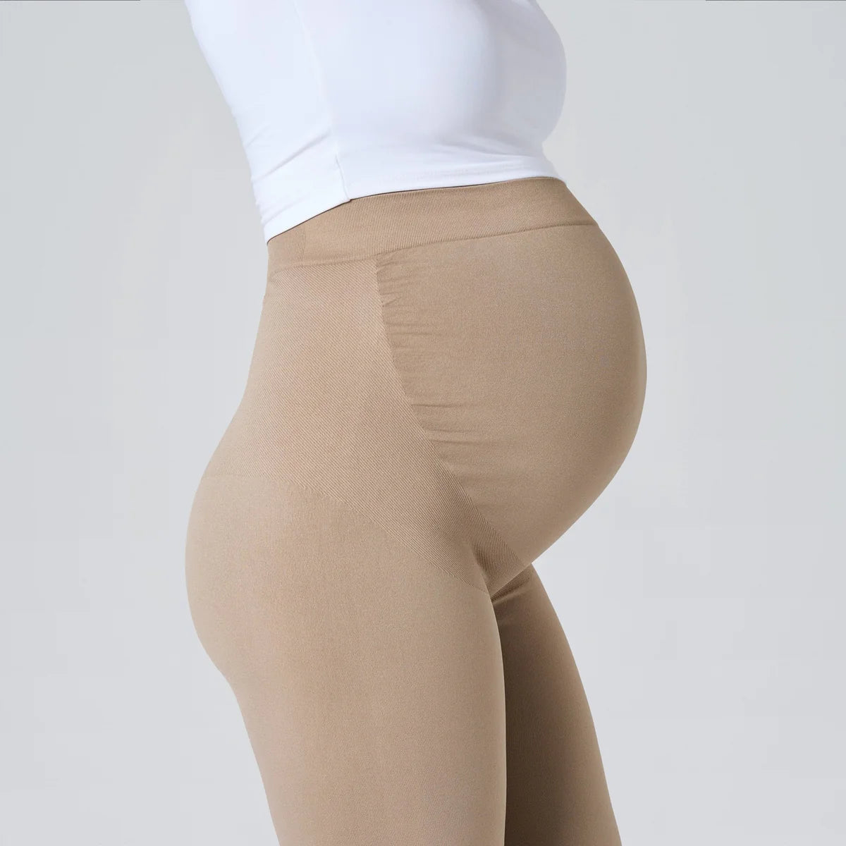 beige | Ne glisse pas | La ceinture extra-haute et douce épouse ton ventre sans comprimer, et sans glisser vers le bas. Au travail, en balade ou sur le canapé : ton legging reste toujours exactement à sa place.

