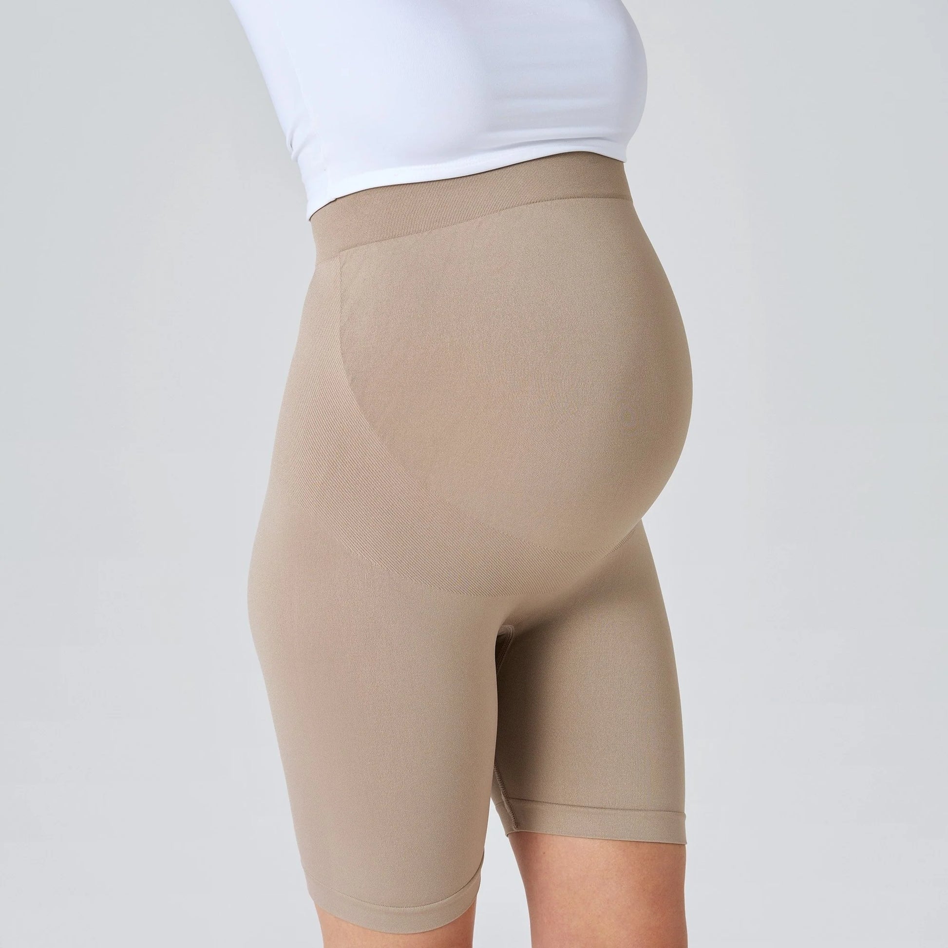 Noir | 100 % opaque et s’adapte à l’évolution de ton ventre | La ceinture douce s’adapte à ton ventre tout au long de la grossesse, sans serrer ni glisser. Le tissu est doux, léger et respirant, tout en restant totalement opaque, quels que soient tes mouvements. 