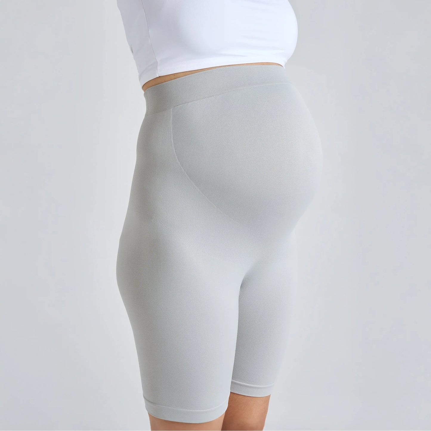 Gris clair | Ne glisse pas | La ceinture extra-haute et douce épouse ton ventre sans comprimer, et sans glisser vers le bas. Au travail, en balade ou sur le canapé : ton legging reste toujours exactement à sa place.