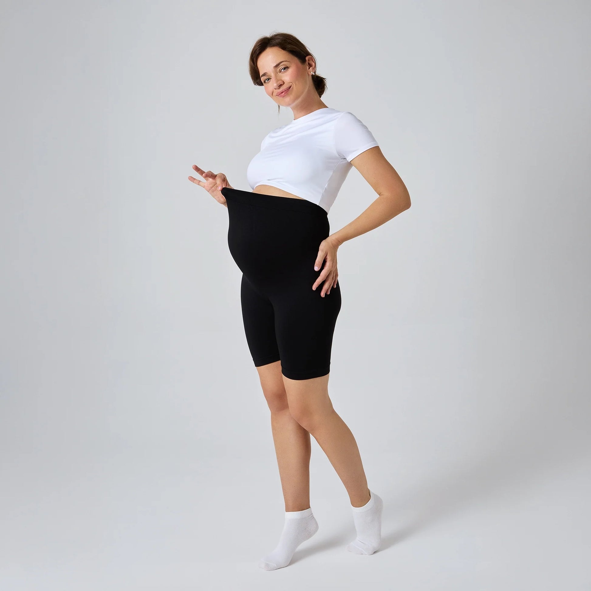 Noir | Ne glisse pas | La ceinture extra-haute et douce épouse ton ventre sans comprimer, et sans glisser vers le bas. Au travail, en balade ou sur le canapé : ton legging reste toujours exactement à sa place.